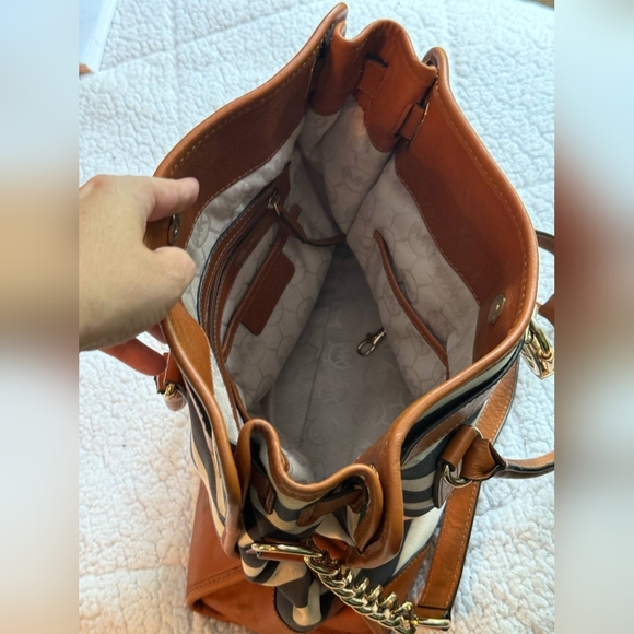 Michael Kors Cream And Blue Hamilton Tote Bag - Picture 7 of 8